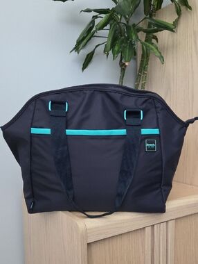 NWOT Bench Navy Nylon Weekender Shoulder Bag with Soft Padded Teal Lining